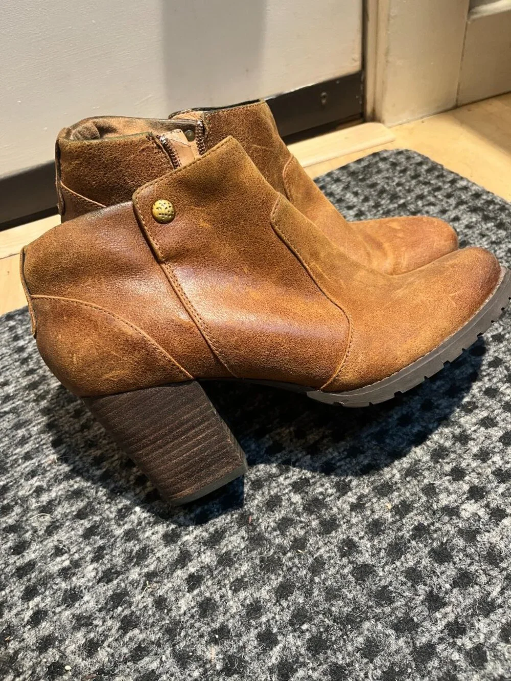 Clarks Women's Mission Philby heeled ankle boot 9M - brown/tan